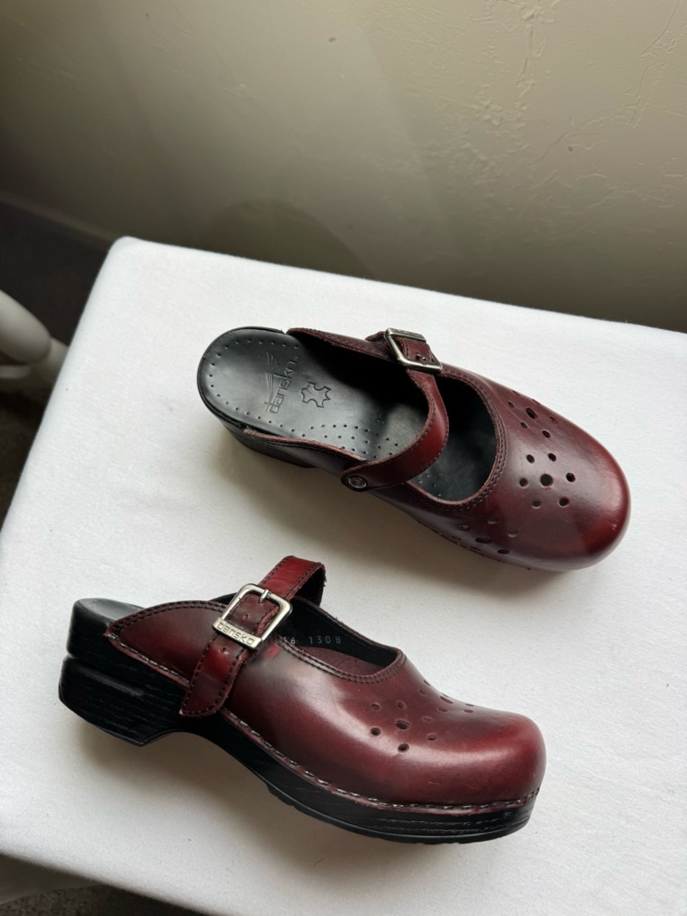 Dansko Merrie clogs in merlot leather size 37 USA 6.5-7
